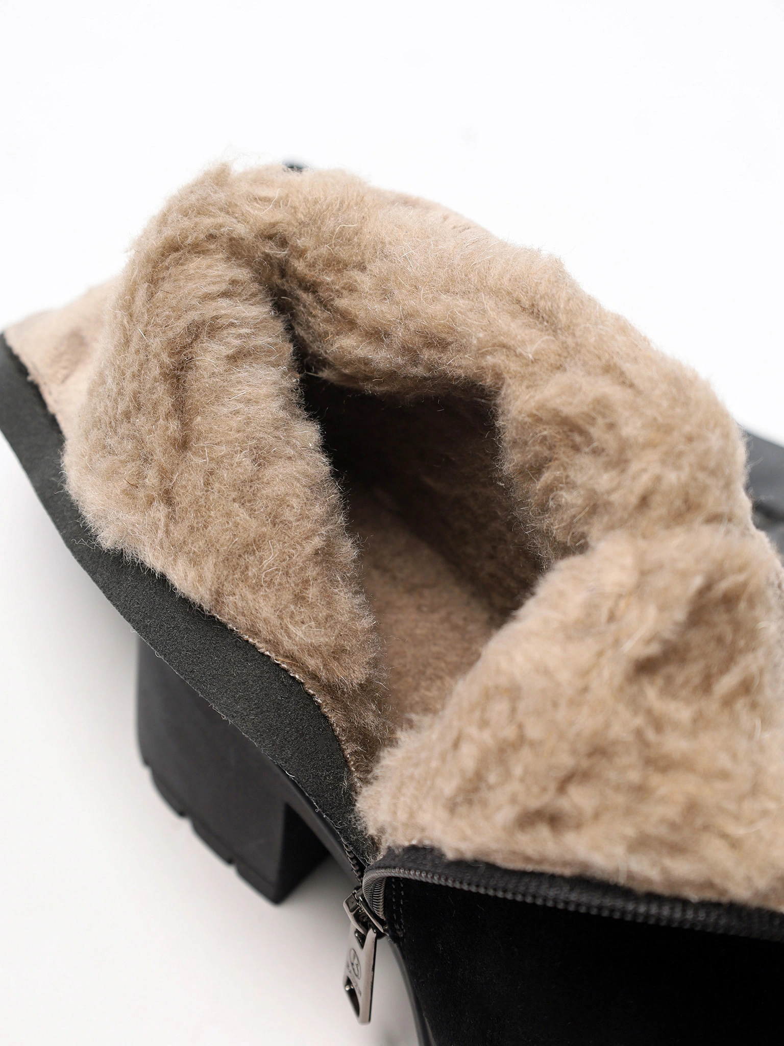 Сапоги черного цвета из натуральной замши на высоком каблуке